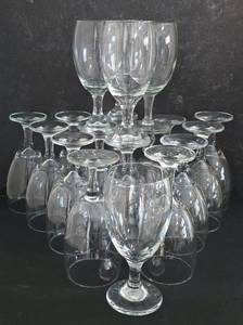 lot 391 image: Sparkling Stemware Set