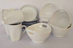 lot 393 image: Versatile Dishware Options