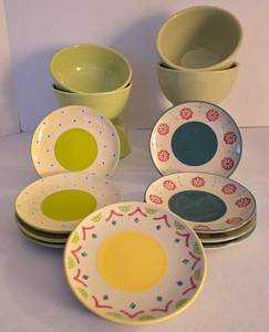 lot 407 image: Spring Fresh Plate and Bowl Selection