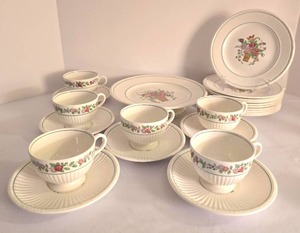 lot 409 image: Lovely Wedgwood Belmar Dish Set