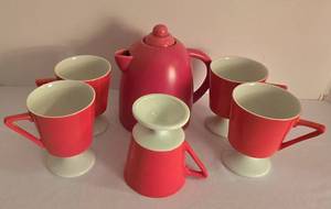lot 412 image: Retro MSRF Design Studio Teapot  Carlton Ware Pedestal Mug Set