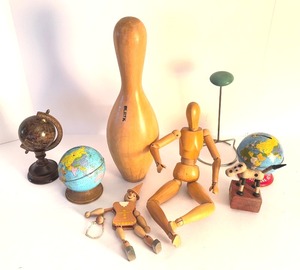 lot 437 image: Eclectic Mix of Fun Vintage Items