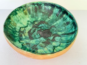 lot 428 image: Handcrafted Vintage Artisan Crafted Bowl