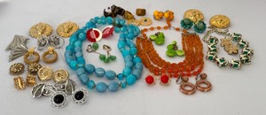 lot 278 image: Vintage Jewelry Items