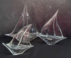 lot 416 image: Three Art Glass Sailboat Figurines