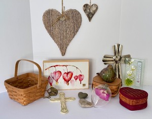 lot 274 image: Charming Home Decor Assortment including a Longaberger Basket and Print by Dean Crouser for Demdaco