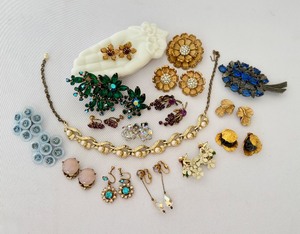 lot 276 image: Beautiful Costume Jewelry Variety and a Vintage Milk Glass Hand Shaped Vanity Dish