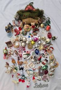 lot 470 image: Large Variety of Christmas OrnamentsDecor