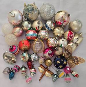 lot 477 image: Large Collection of Vintage and Modern Glass Ornaments