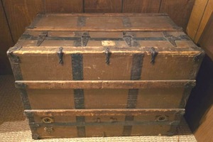 lot 486 image: Fabulous Vintage Steamer Trunk with Multiple Drawers