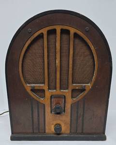 lot 489 image: 1934 Philco Cathedral Tube Radio