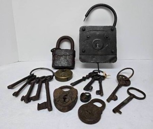 lot 502 image: Vintage Key & Padlock Collection   Hanging Rack