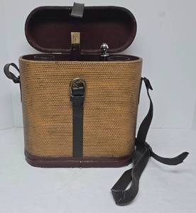 lot 522 image: Vintage Wine Picnic Basket