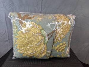 lot 37 image: New 3 Piece Quilt Size King