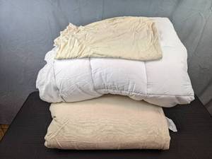 lot 147 image: Full White Mattress Pad and FullQueen Tan Duvet Cover with 2 Pillow Case Covers