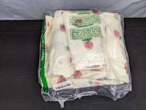 lot 189 image: Brand New Dreamingo Strawberry 3-Piece Duvet Cover Queen Bedding Set $69.99 Retail