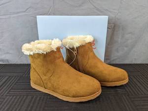 lot 18 image: Brand New Cat & Jack Georgeina Boots Kids Size 5 Chestnut