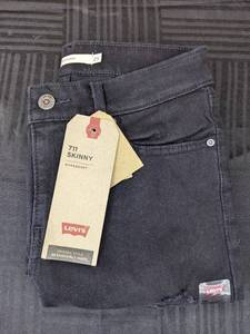 lot 82 image: New Womens Levis 711 Skinny Black Jeans Size 0 $59.99 Retail