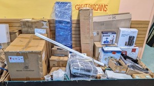 lot 325 image: Table Full of Amazon Returns