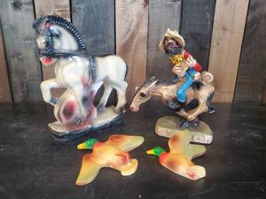 lot 7 image: Sweet Collection of Chalkware Dcor