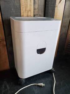 lot 41 image: Royal 10 Sheet Cross Cut Paper Shredder