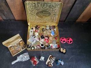 lot 43 image: Georgeous Collection of Mid Modern Costume Earrings