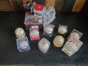 lot 91 image: Sweet Collection of Vintage Collectable Baseballs