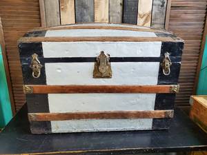 lot 97 image: Beautiful Hump Back Ornate Steamer Trunk With Tray