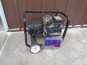 lot 109 image: Generac 2400 watt generator. Older unit. Consignor states it works good. As shown.