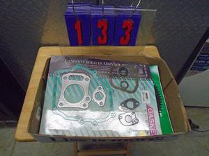 lot 133 image: Flat of Honda gasket kit & 2 trimmer saw blades & cast pulley. As shown.