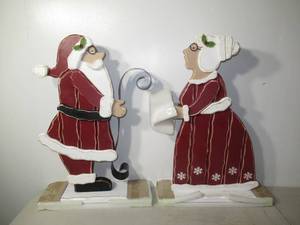 lot 8 image: Set of 3130 Stand Wood Decorative Mr. & Mrs. Claus