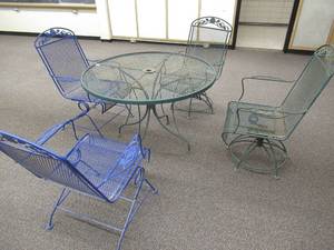 lot 43 image: 5 Piece Metal Mesh Patio Set