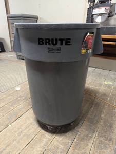 lot 11 image: Brute Commercial Garbage Can - 44 Gal with Removable Dolly