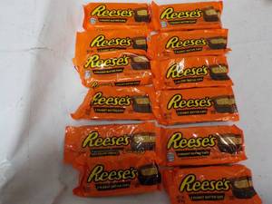 lot 279 image: Reeses Candy...