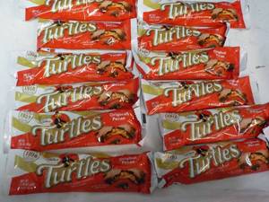 lot 289 image: Turtles Candy...