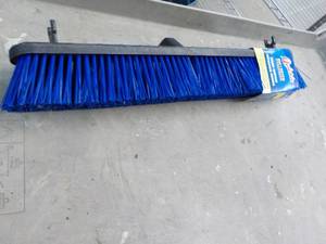 lot 316 image: Quickie Bulldozer Broom- no handle...