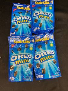 lot 41 image: A - Bulk Pack of 4 Oreo Mini Recloseable Snack-Saks - 226g Each