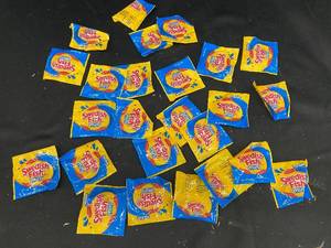 lot 50 image: unlb - Lot of 30 Fun Size Swedish Fish Mini Candies