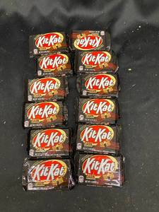 lot 96 image: T - Lot of 12 KitKat Dark Chocolate Bars - Best By April 2024