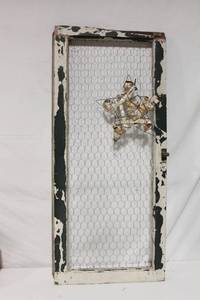 lot 5 image: Vintage Country-Style Wooden Frame with Chicken Wire and Star Decoration