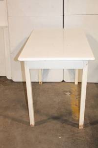 lot 16 image: Used White Wooden Table with Drawer - 40 x 24