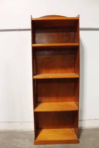 lot 26 image: Vintage Wooden 4-Shelf Bookcase with Curved Top