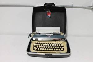 lot 113 image: Smith-Corona Classic 10 Portable Typewriter with Case