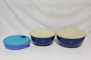 lot 147 image: Set of 3 Vintage Tupperware Mixing Bowls with Lids