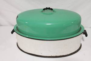 lot 153 image: Vintage Enamelware Roaster with Green Lid