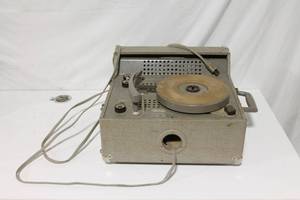 lot 156 image: Vintage Newcomb R-124 Turntable with Built-in Speaker