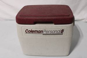 lot 165 image: Coleman Personal 8 Cooler - Vintage Insulated Ice Chest