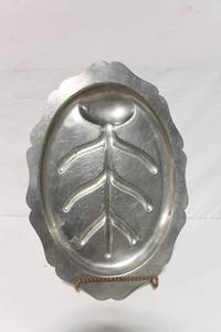 lot 197 image: Vintage Aluminum Leaf-Shaped Serving Platter
