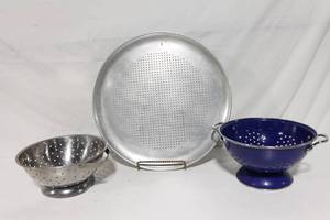 lot 198 image: Set of 2 Vintage Kitchen Colanders and Pizza Pan - Metal and Enamel