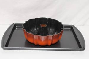 lot 221 image: Vintage Bundt Pan with Baking Sheet
